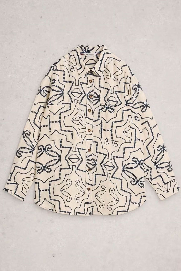Chemise à col en lin Lydia à motif graphique noir et blanc avec fermeture boutonnée, manches longues et coupe fluide.