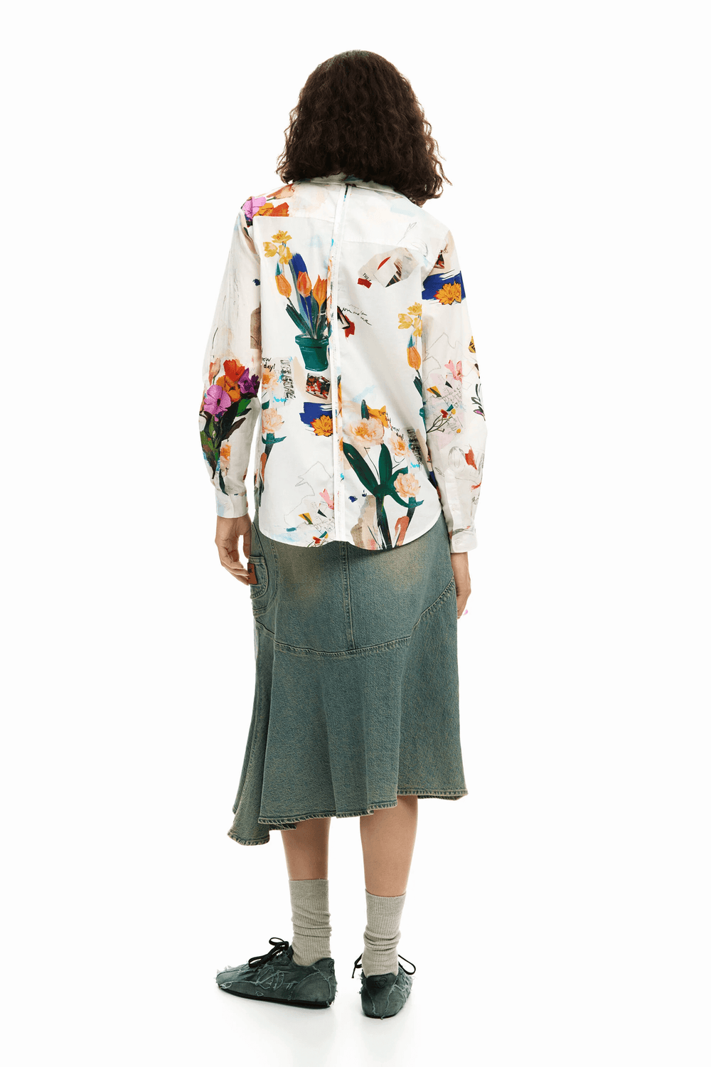 Chemise collage fleurs vue de dos sur mannequin, avec imprimé artistique coloré et design fluide élégant, manches longues et coupe droite.