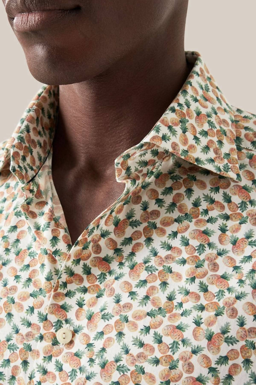 Chemise en coton et TENCEL™ avec motif ananas coloré et col cutaway, idéale pour une allure élégante.