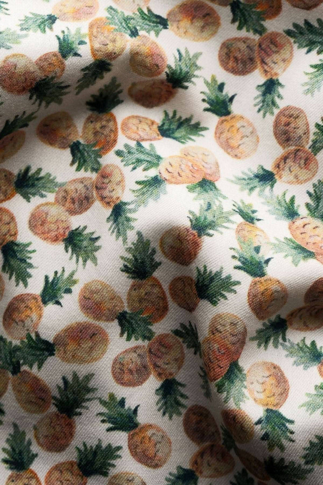 Motif de tissu en coton et TENCEL™ représentant des ananas peints à la main sur fond clair.