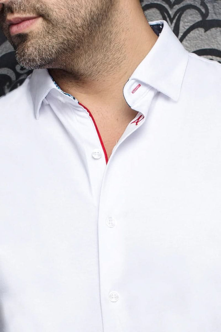 Chemise coupe ajustée Rosmarino avec détails contrastants sur le col et fermeture boutonnée, offrant une allure élégante et contemporaine.