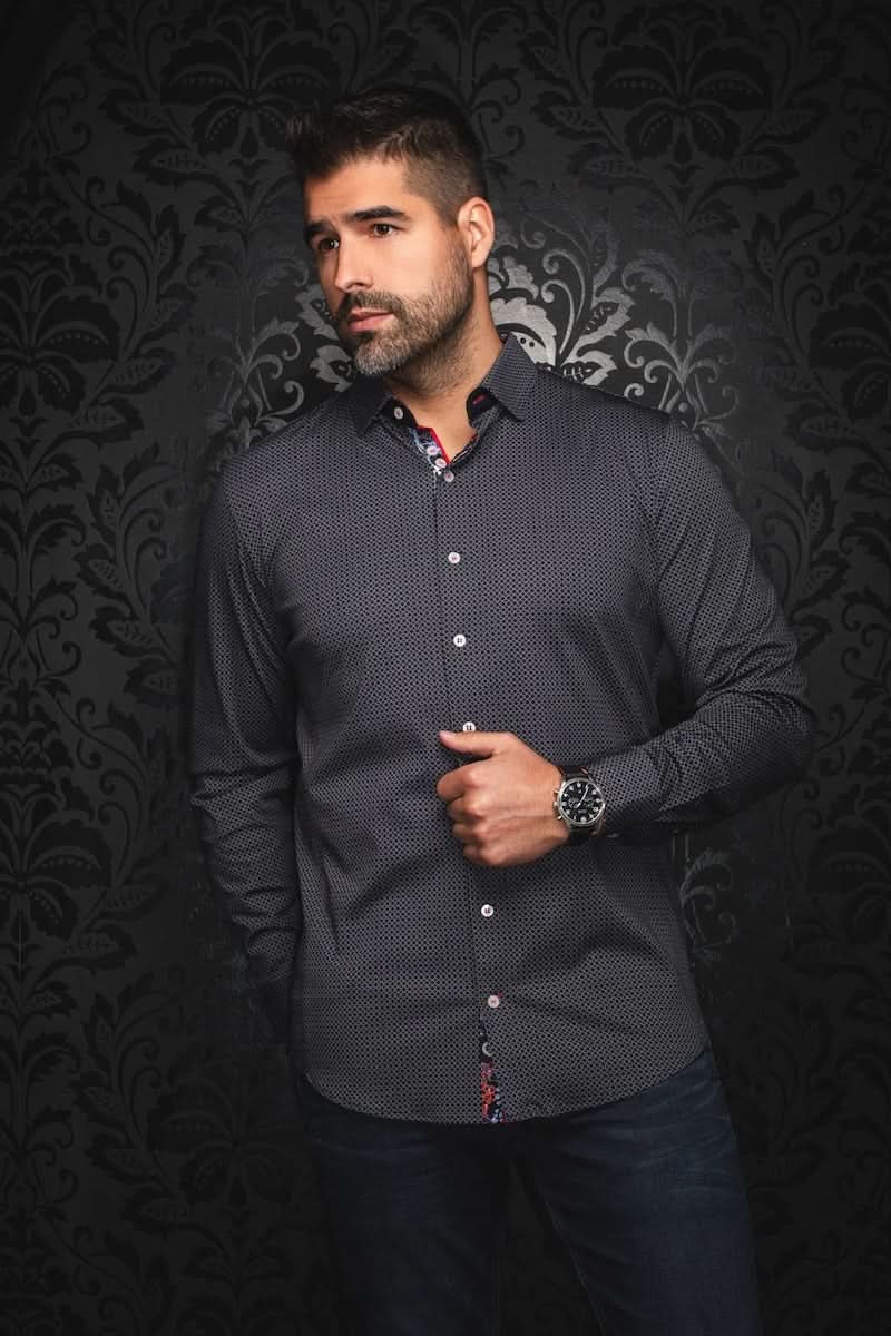 Homme portant une Chemise coupe ajustée Sundance avec micro-imprimé discret et finitions contrastantes, idéal pour un look moderne et élégant.