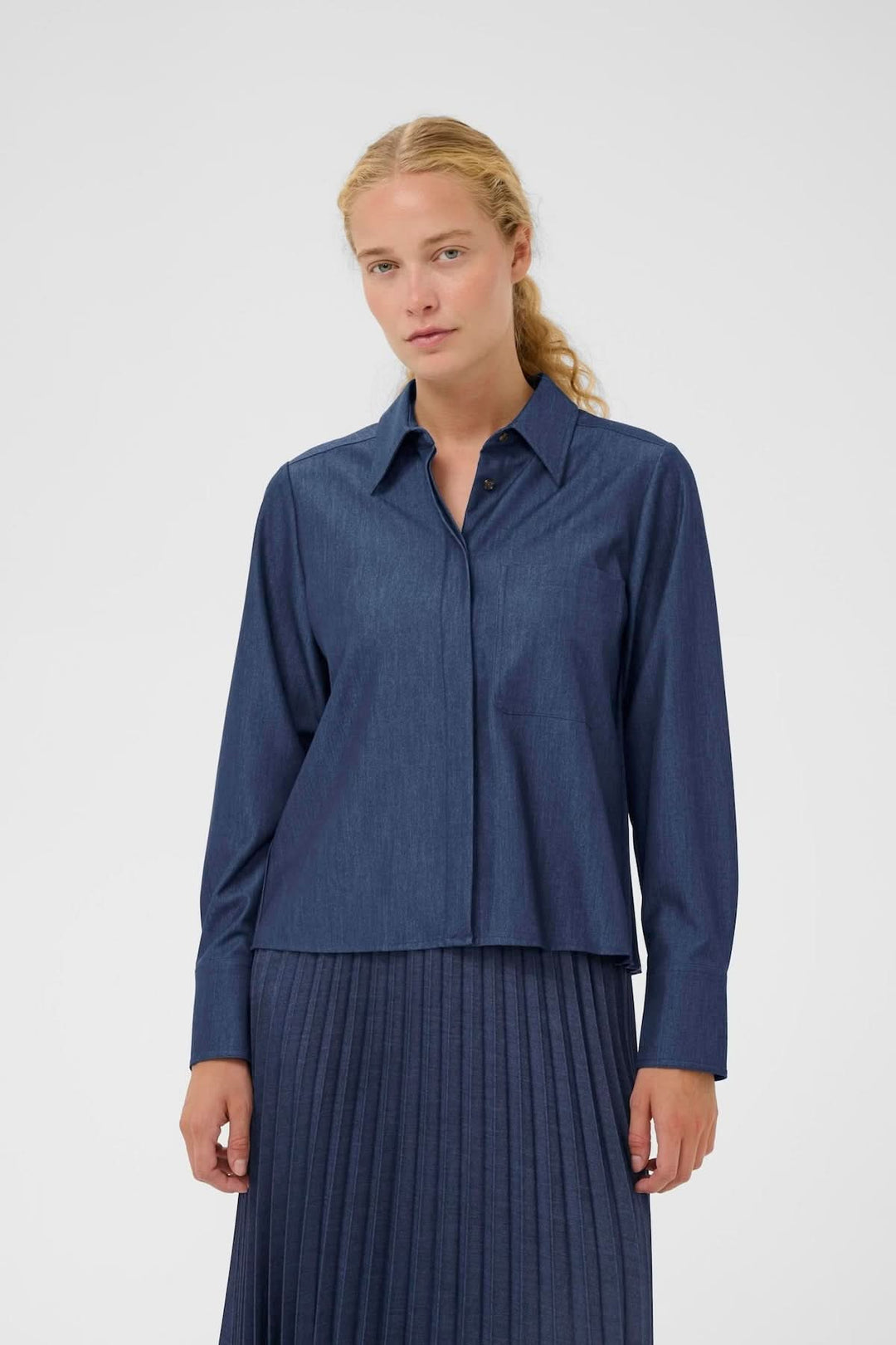 Femme portant la Chemise à coupe droite Cherrie, style épuré et contemporain, idéale pour une allure soignée et polyvalente.