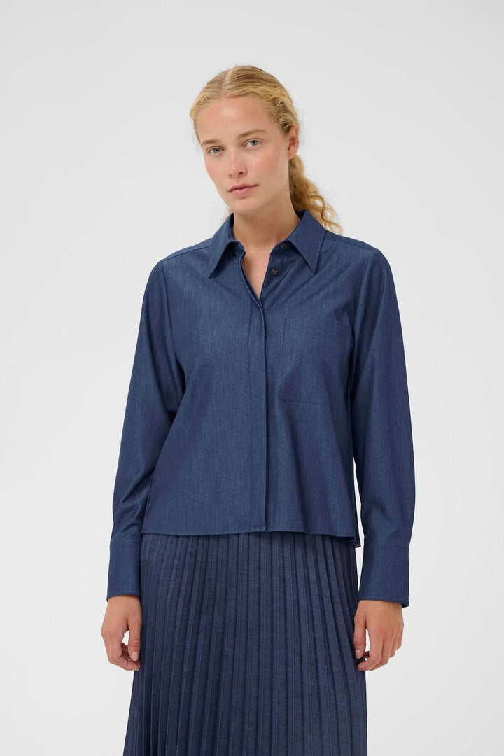 Femme portant la Chemise à coupe droite Cherrie, style épuré et contemporain, idéale pour une allure soignée et polyvalente.