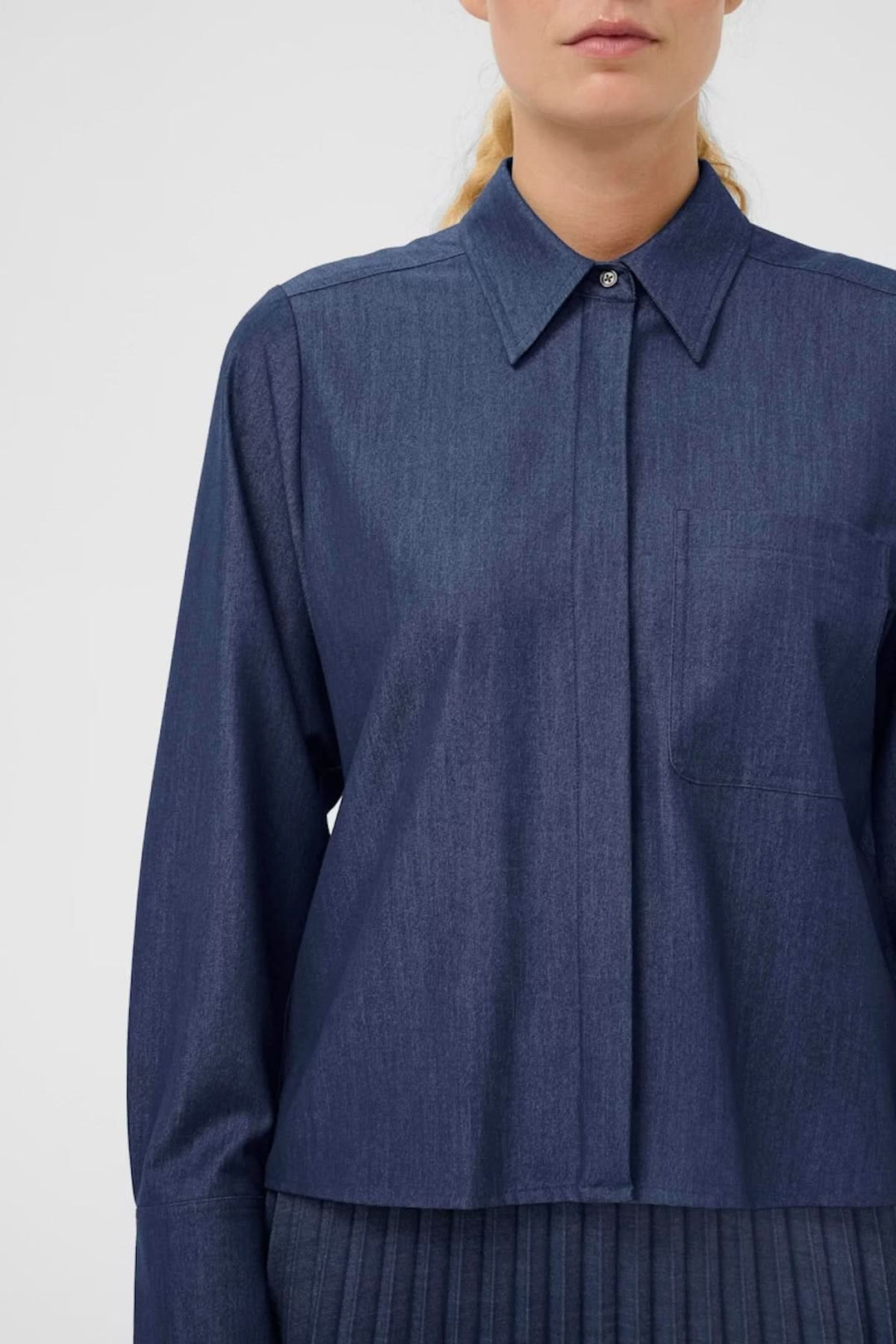 Chemise à coupe droite Cherrie en denim bleu avec col classique, style épuré et contemporain pour une allure polyvalente et soignée.