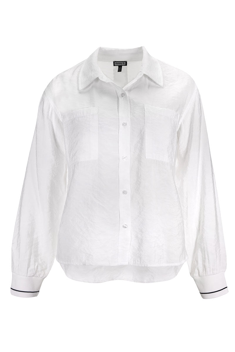 Chemise coupe fluide blanche avec poches poitrine et col classique, poignets contrastants. Style épuré et intemporel. Décris moi le produit en français.