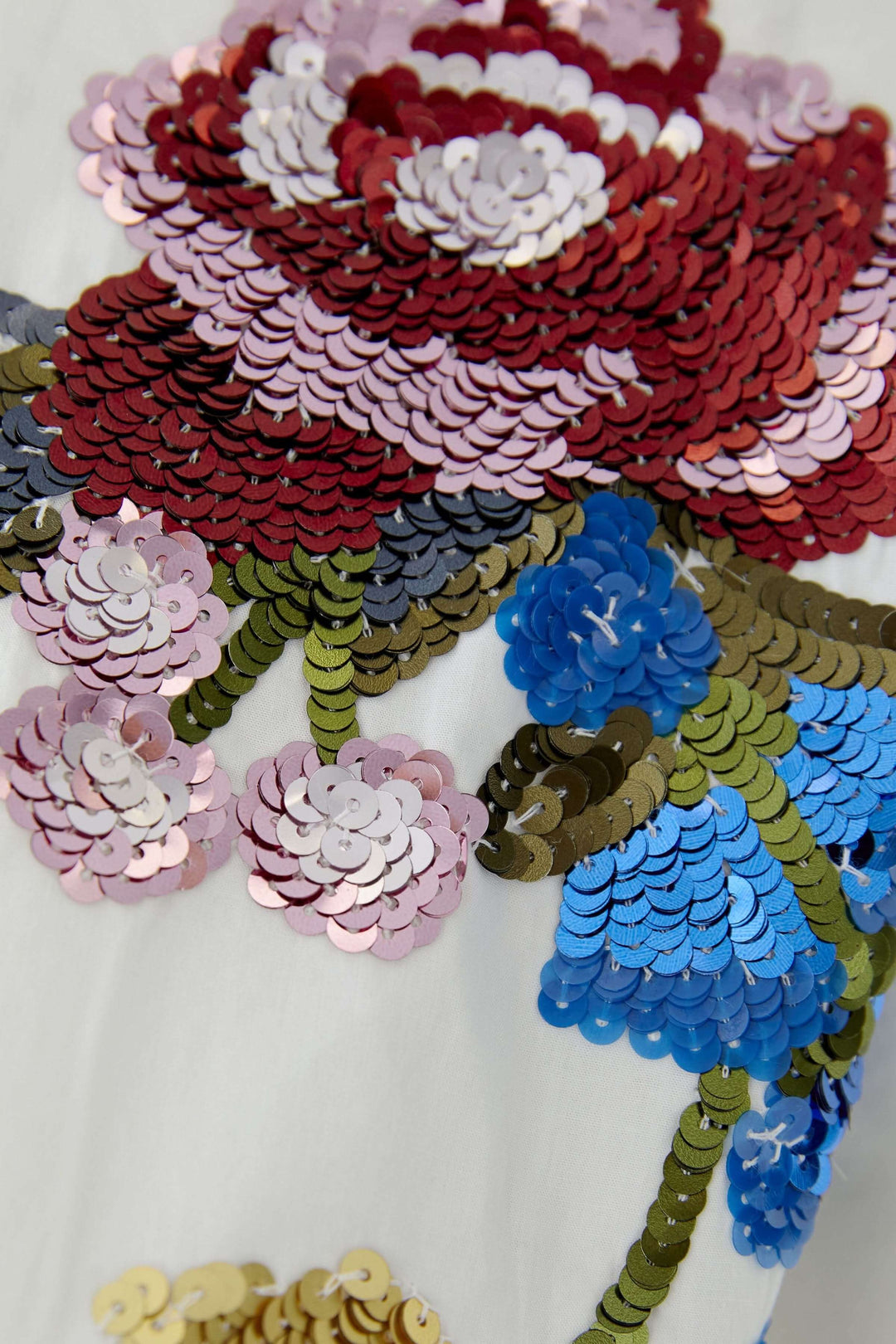 Broderies florales sur chemise coupe moderne, élégance féminine.