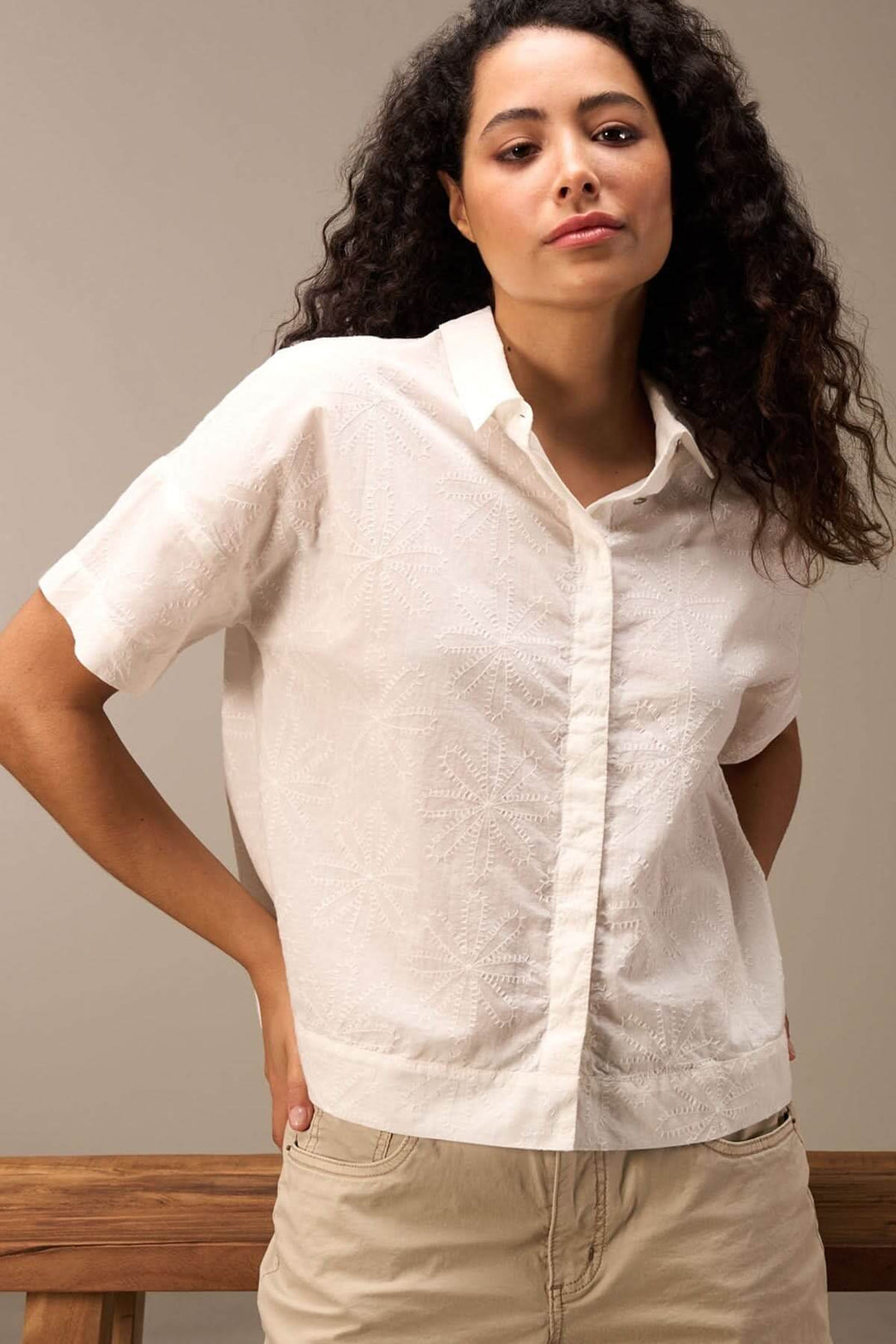 Chemise courte à manches courtes avec broderie ton sur ton, légère et élégante, parfaite pour un look décontracté.