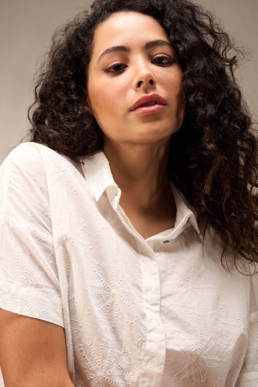 Chemise courte à manches courtes avec broderie ton sur ton, offrant fraîcheur et raffinement.