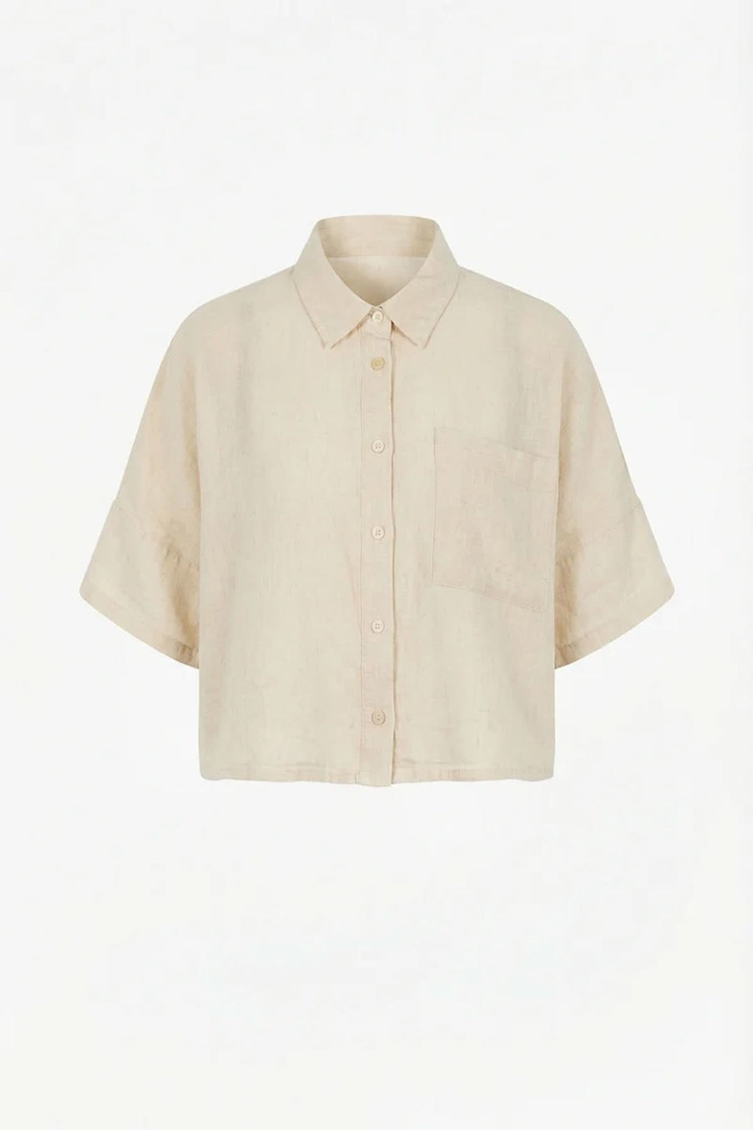 Chemise courte en lin à coupe ample avec col classique et poche plaquée, idéale pour un look moderne et confortable.