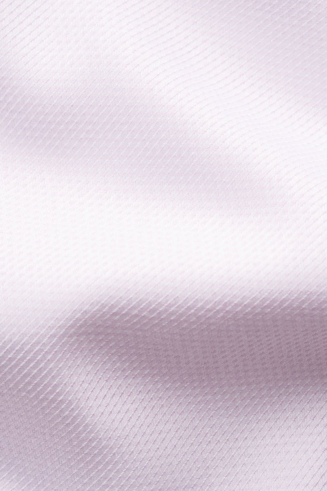 Texture de la chemise en coton lilas à effet texturé avec tissu lilas subtil et moderne.