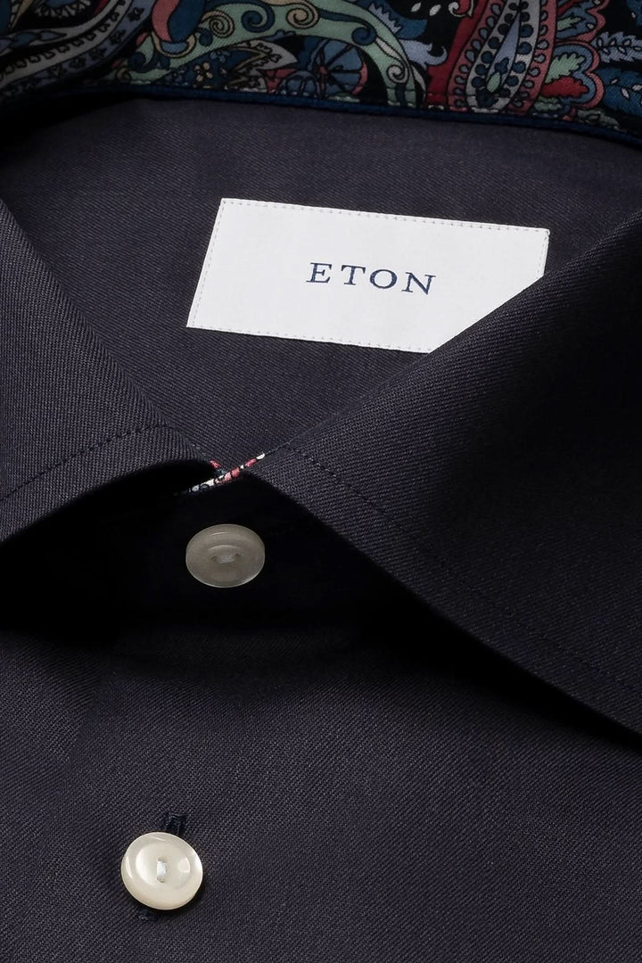 Chemise en coton twill avec détails cachemire, élégante et moderne, avec texture raffinée et intérieur col imprimé cachemire coloré.