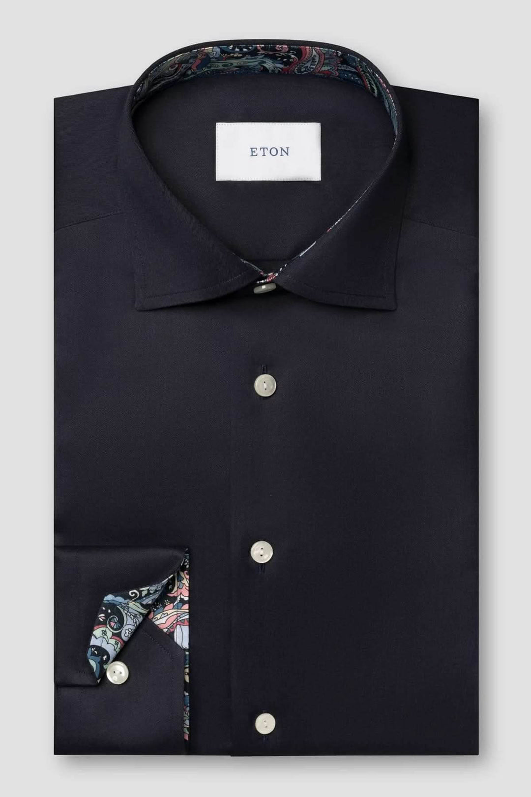 Chemise en coton twill avec détails cachemire, élégante chemise moderne avec imprimé cachemire intérieur, mode et sophistication.