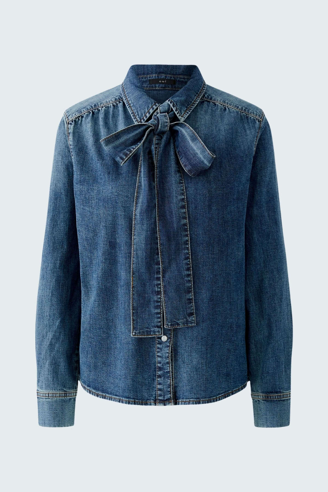 Chemise en denim avec nœud amovible, col lavallière, élégance moderne, coupe droite, mode féminine