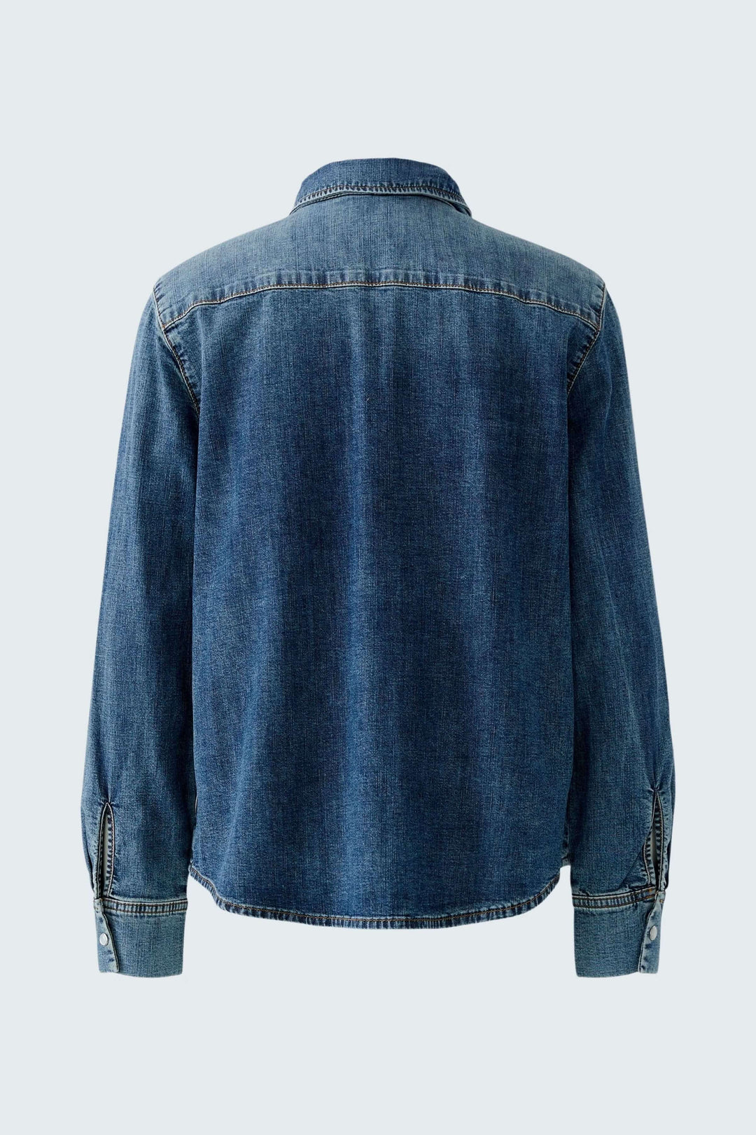 Vue arrière de la chemise en denim avec nœud amovible, mettant en valeur sa coupe droite structurée et manches longues.