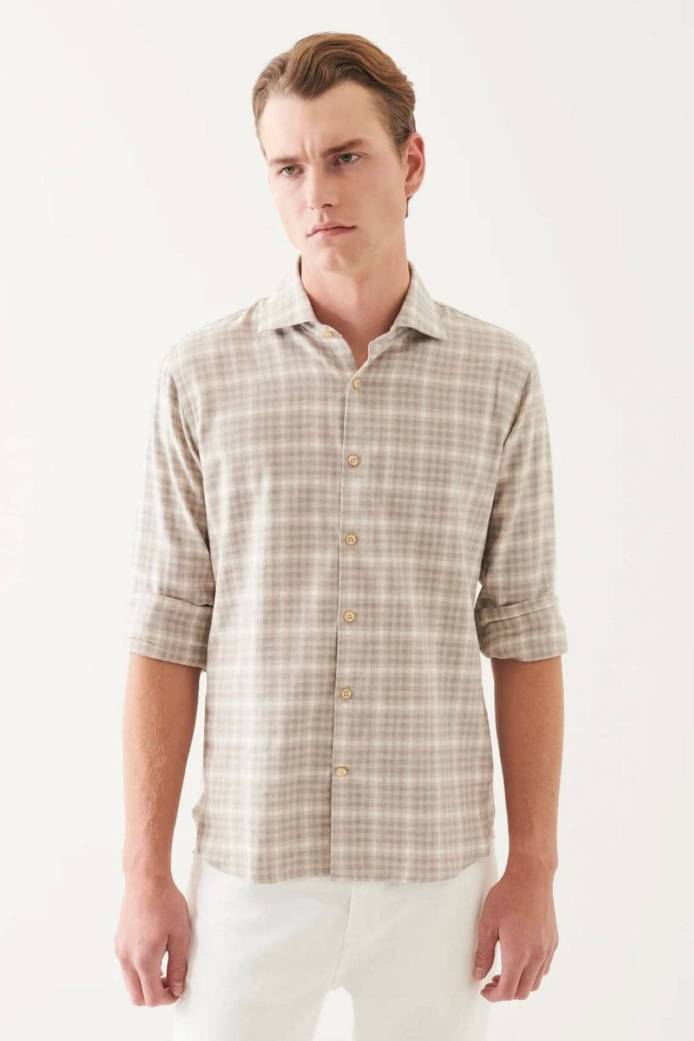 Chemise en flanelle à carreaux pour homme, coupe confortable, manches longues, fabriquée en coton doux.