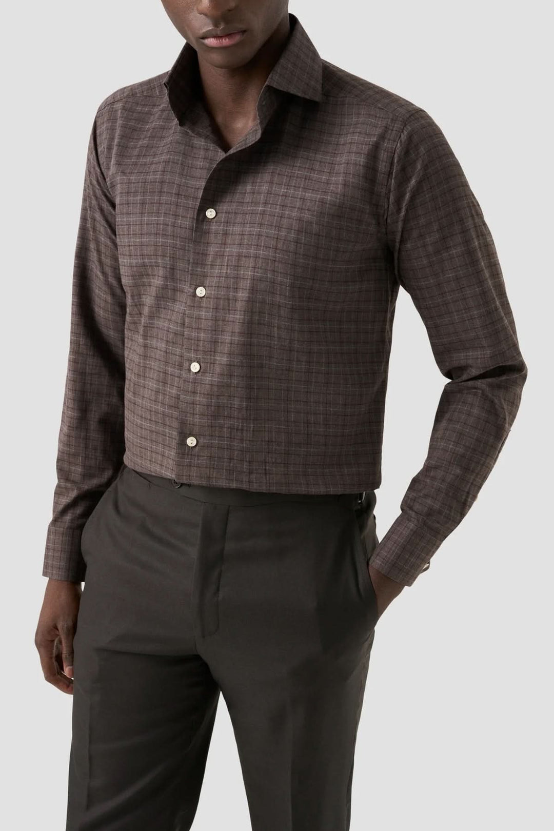 Chemise en flanelle à carreaux, coupe ajustée, élégante avec col classique, parfaite pour un look raffiné.