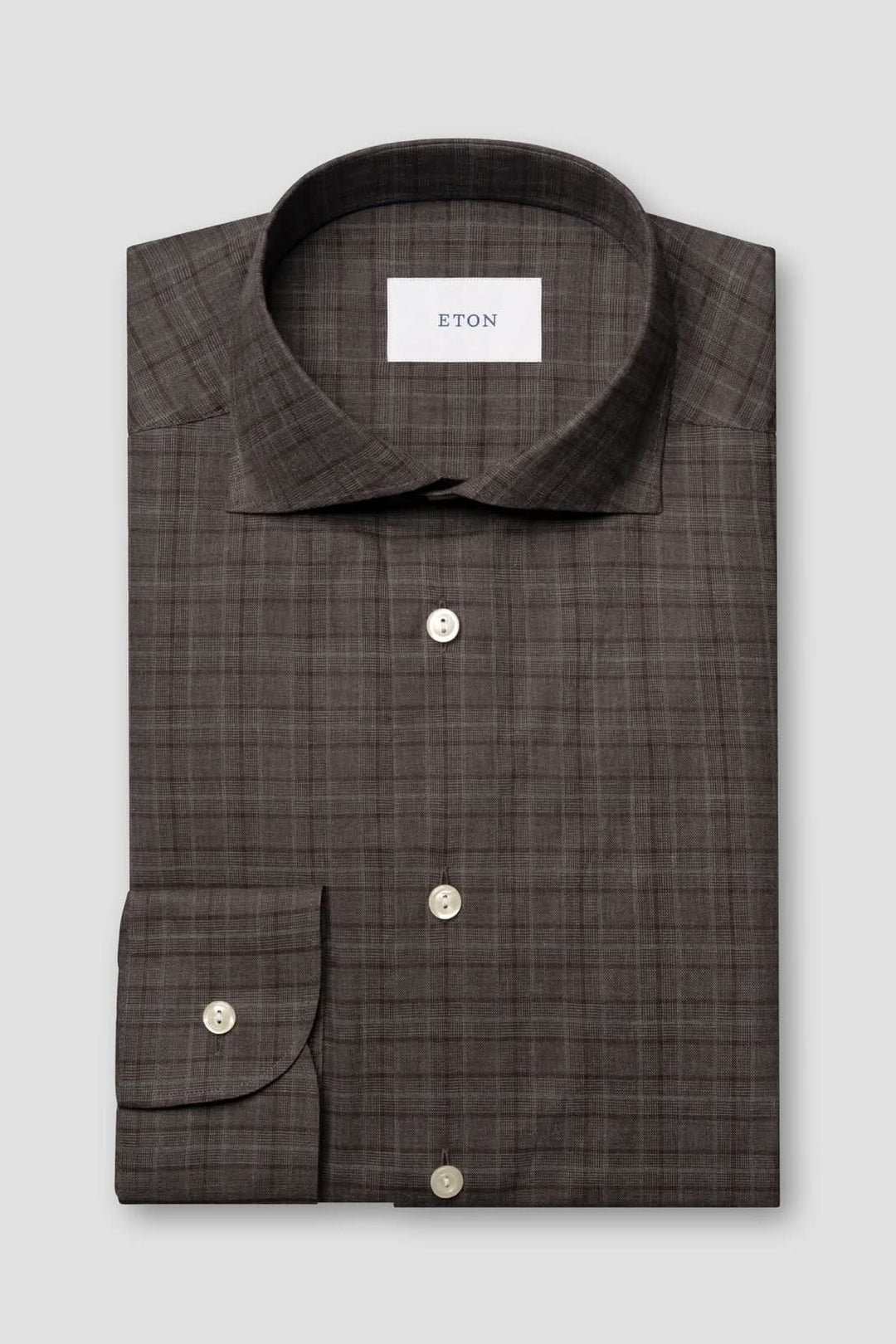 Chemise en flanelle à carreaux marron avec col classique et boutons, élégance moderne au quotidien.