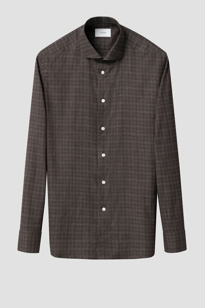 Chemise en flanelle à carreaux marron, coupe ajustée et col classique, parfaite pour un look élégant.
