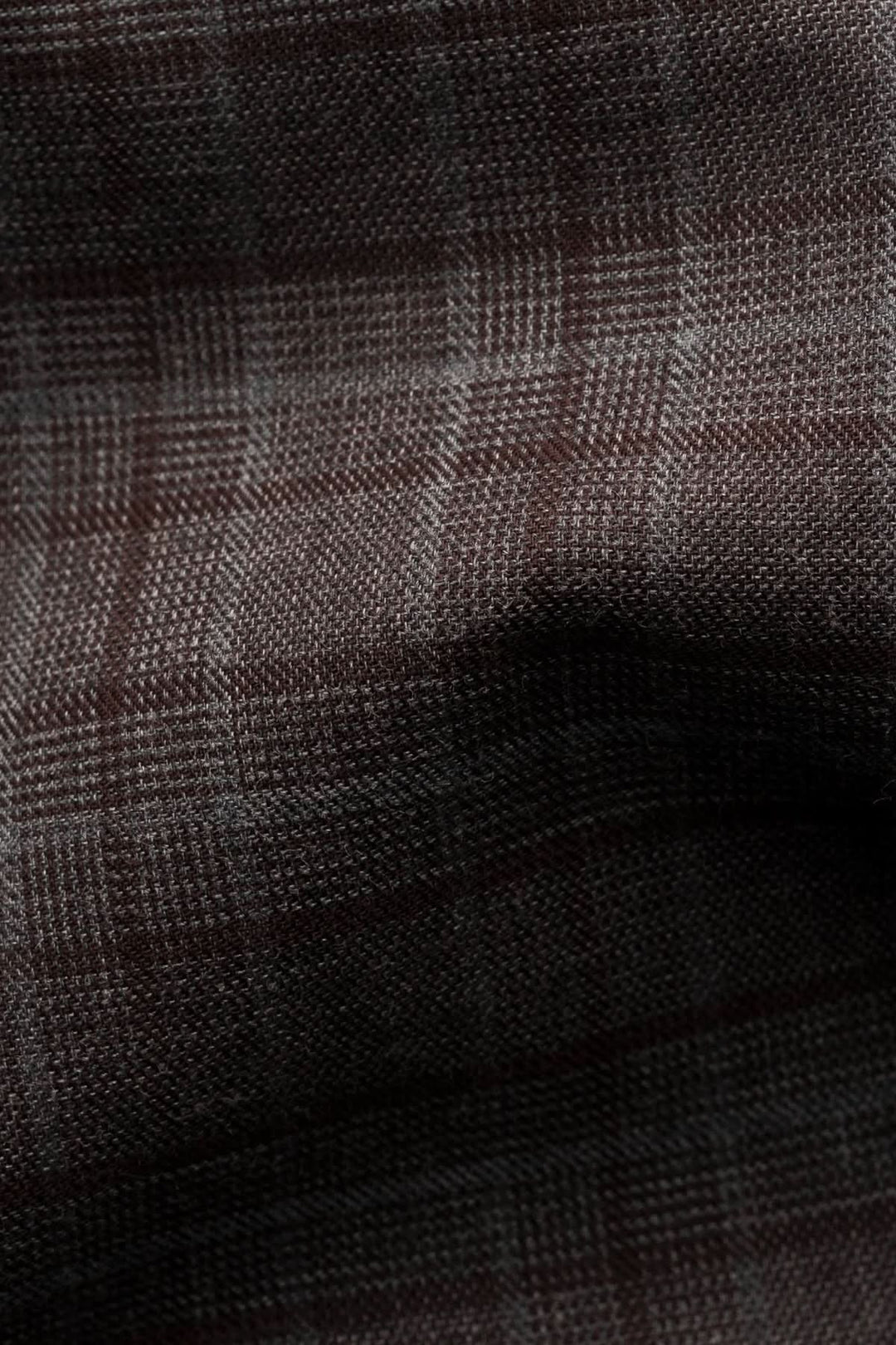 Texture en flanelle à carreaux marron, douce et élégante, parfaite pour une chemise raffinée.