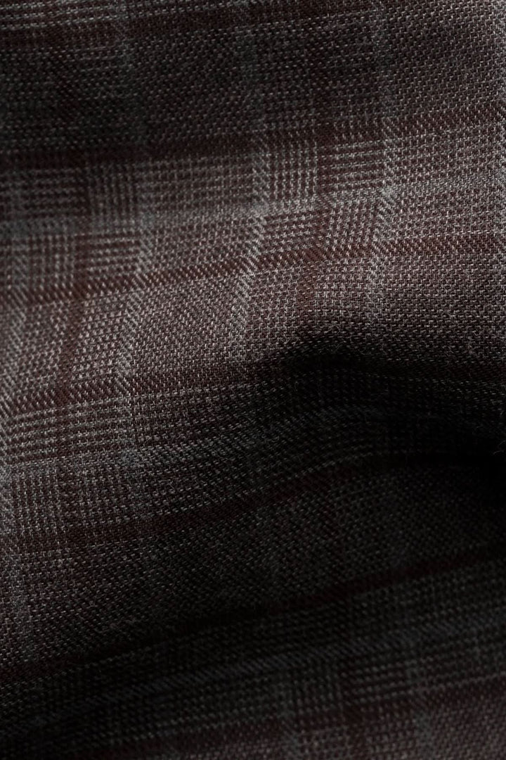 Texture en flanelle à carreaux marron, douce et élégante, parfaite pour une chemise raffinée.