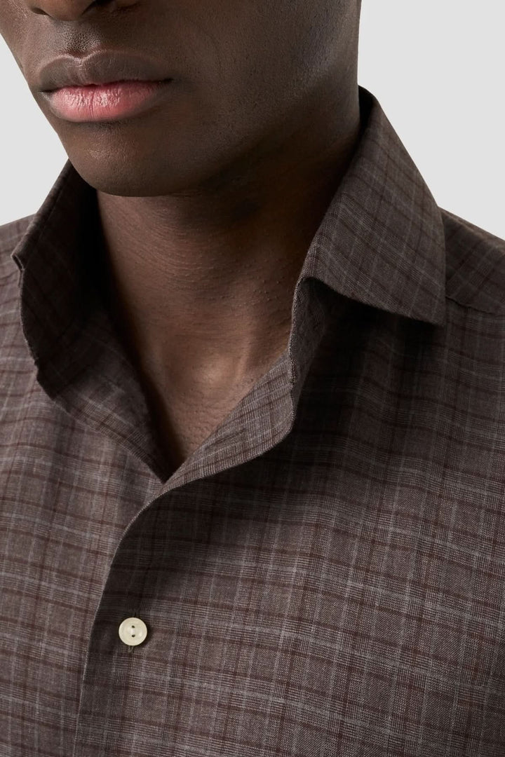 Détails de la chemise en flanelle à carreaux : col classique souple et motif subtil.