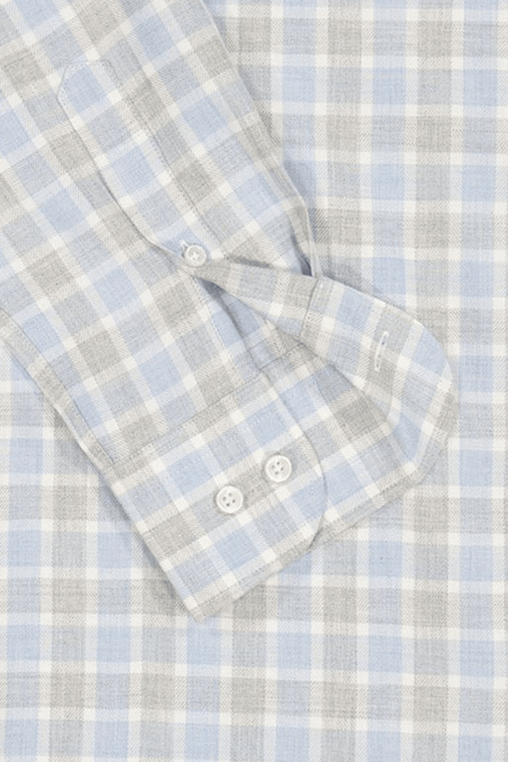 Chemise en flanelle à carreaux bleu pâle et gris avec motif classique et boutonnière, texture douce et confortable pour l&