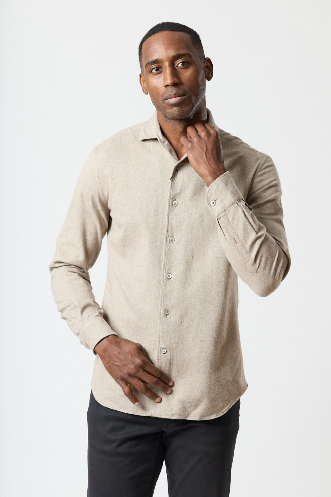Homme portant une chemise en flanelle de coton beige pour un style élégant et confortable par Corneliani.