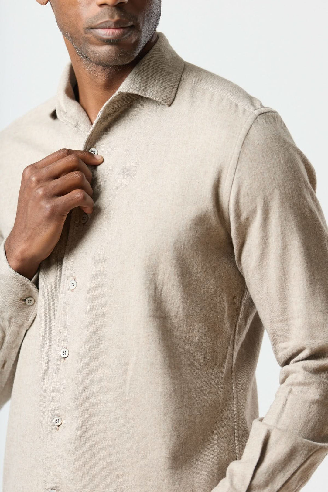 Homme portant une chemise en flanelle de coton Corneliani, élégante et raffinée, symbole de sophistication italienne.