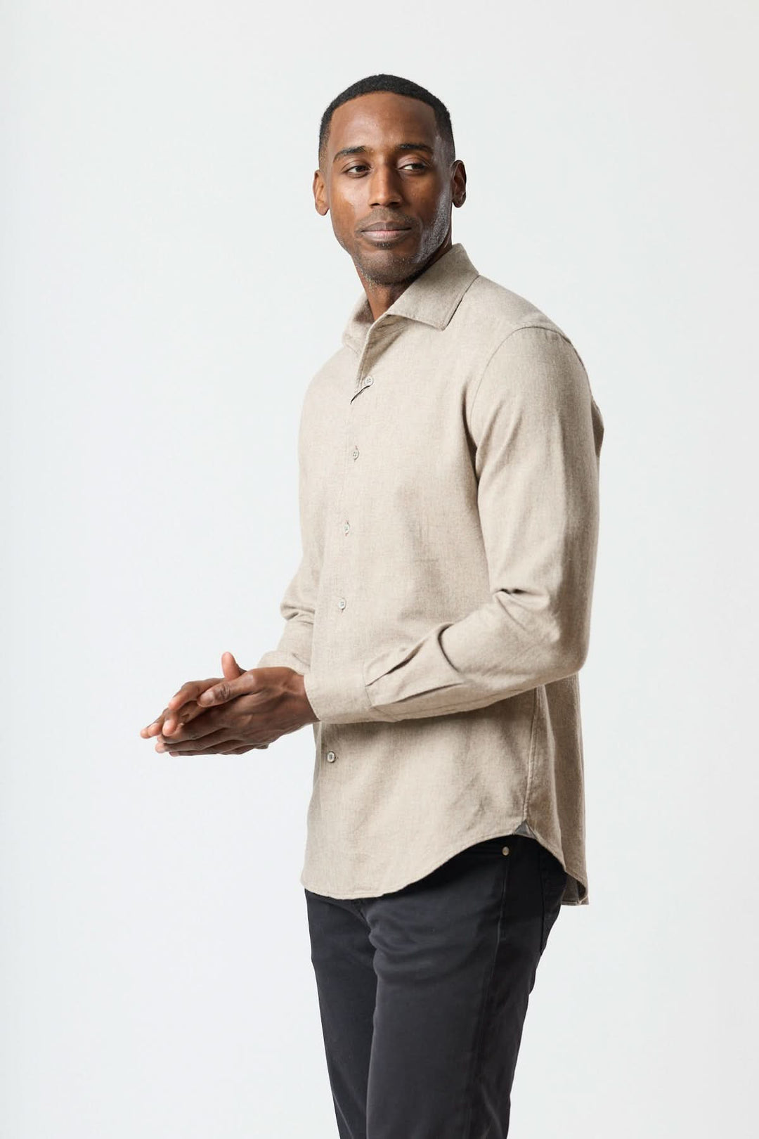 Homme portant une chemise en flanelle de coton beige élégante, style Corneliani, parfait pour un look italien sophistiqué.