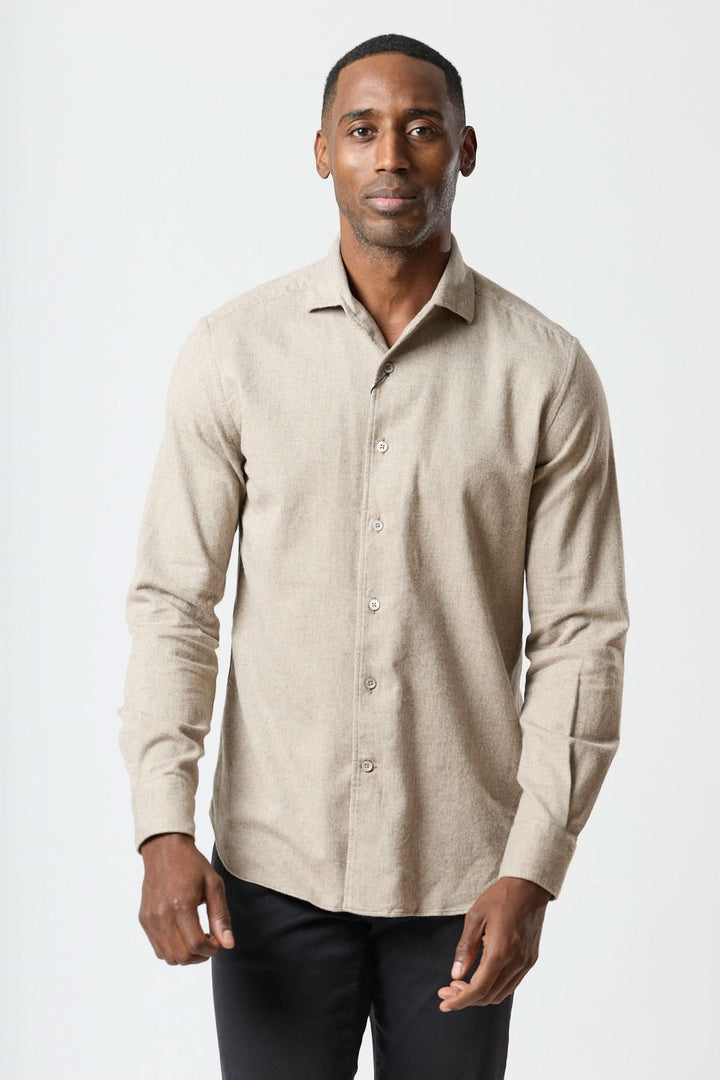 Homme portant une chemise en flanelle de coton Corneliani élégante et raffinée, symbole du raffinement italien.