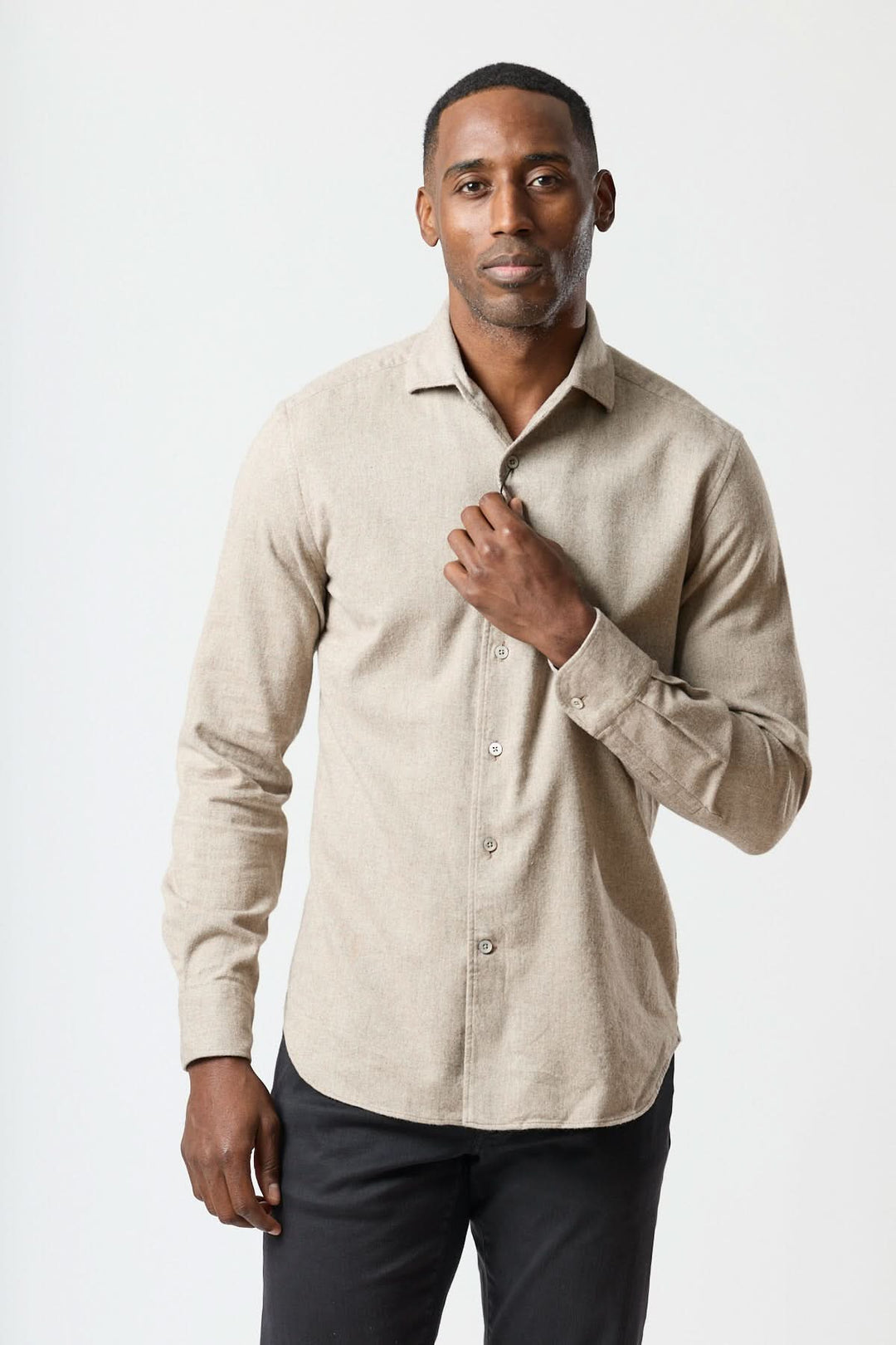 Homme portant une chemise en flanelle de coton beige signée Corneliani, symbole du raffinement italien et de l&