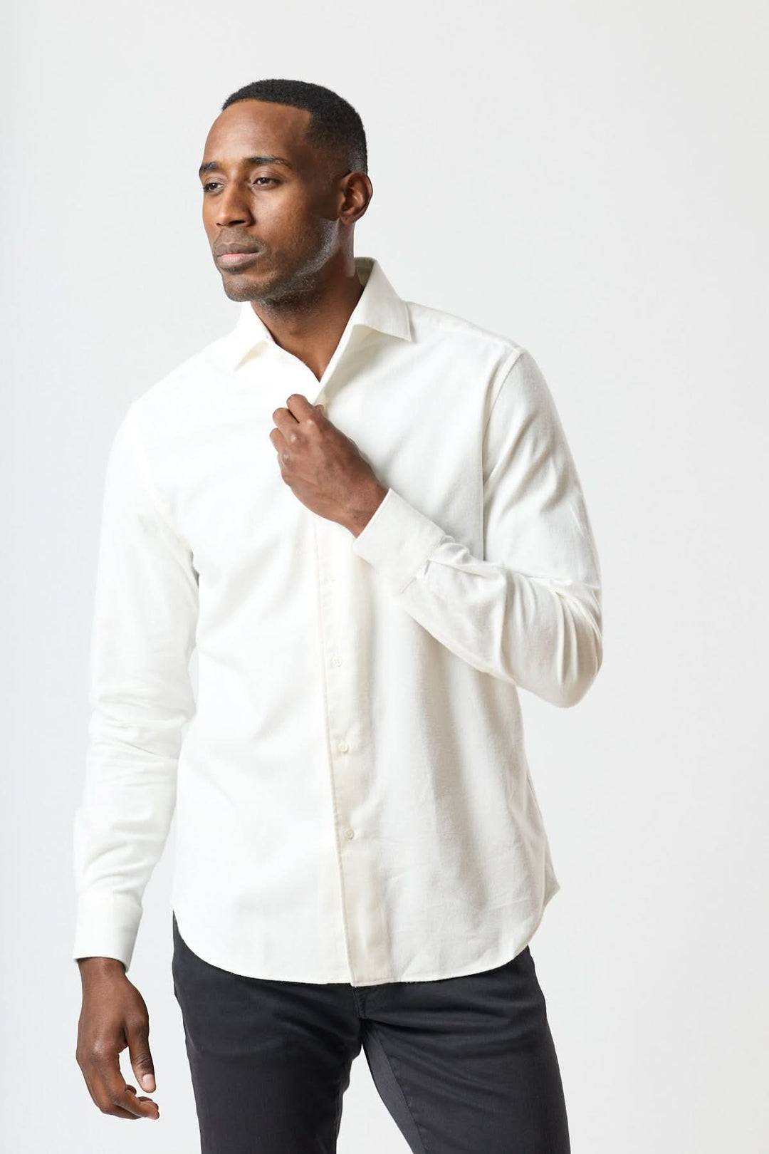 Homme portant une chemise en flanelle de coton blanche et élégante, symbole du raffinement italien, par Corneliani, tenue impeccable.