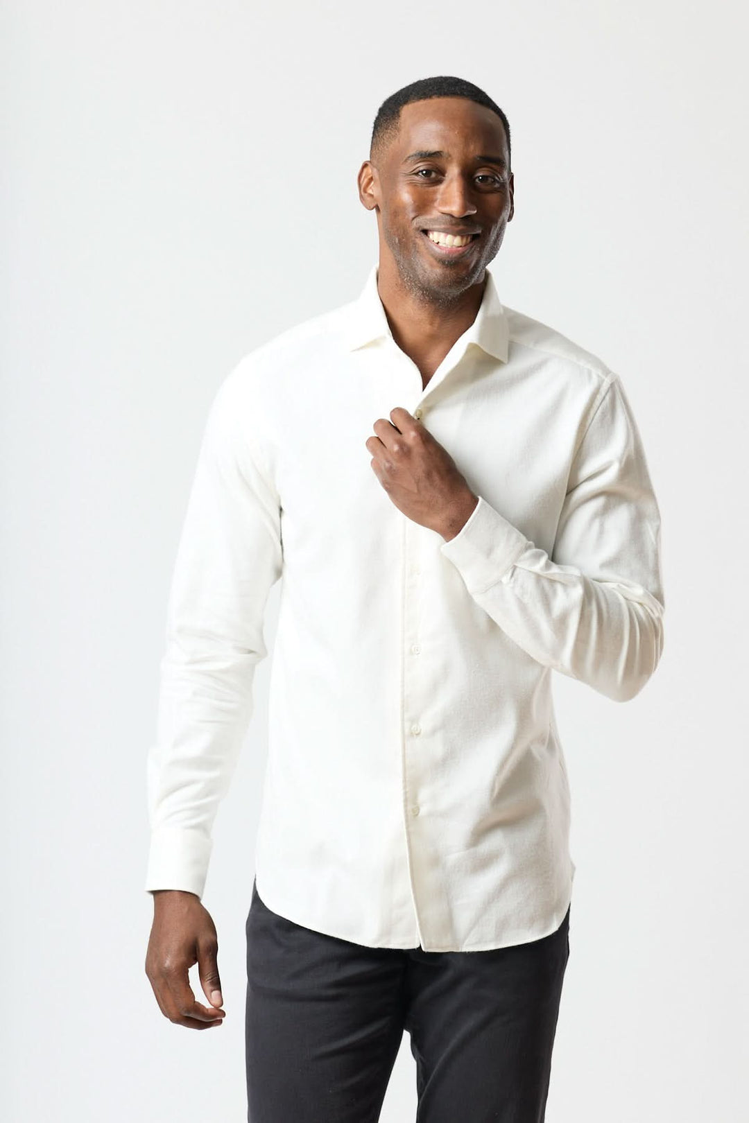 Homme portant une chemise en flanelle de coton blanche, élégance italienne par Corneliani, confort et finesse raffinée.