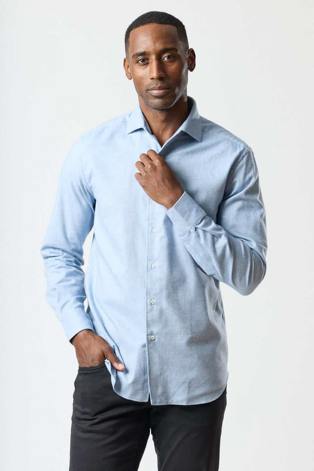 Homme portant une chemise en flanelle de coton bleu, symbolisant l&