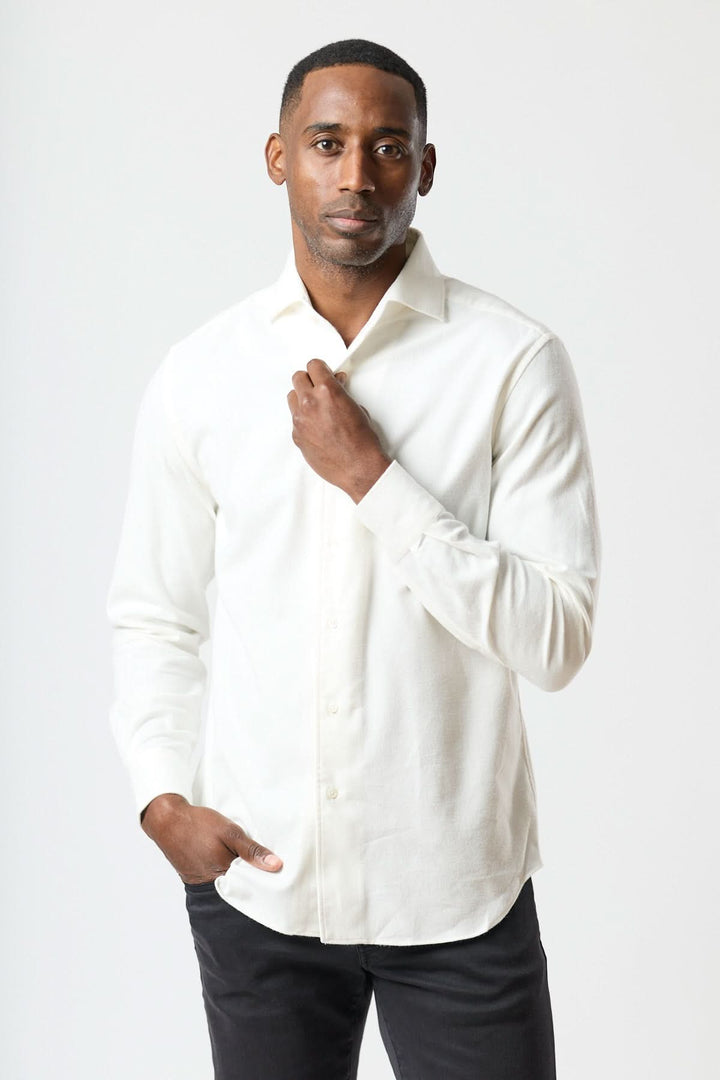 Homme portant une chemise en flanelle de coton blanche, élégance italienne signée Corneliani, chaleur et confort raffinés.