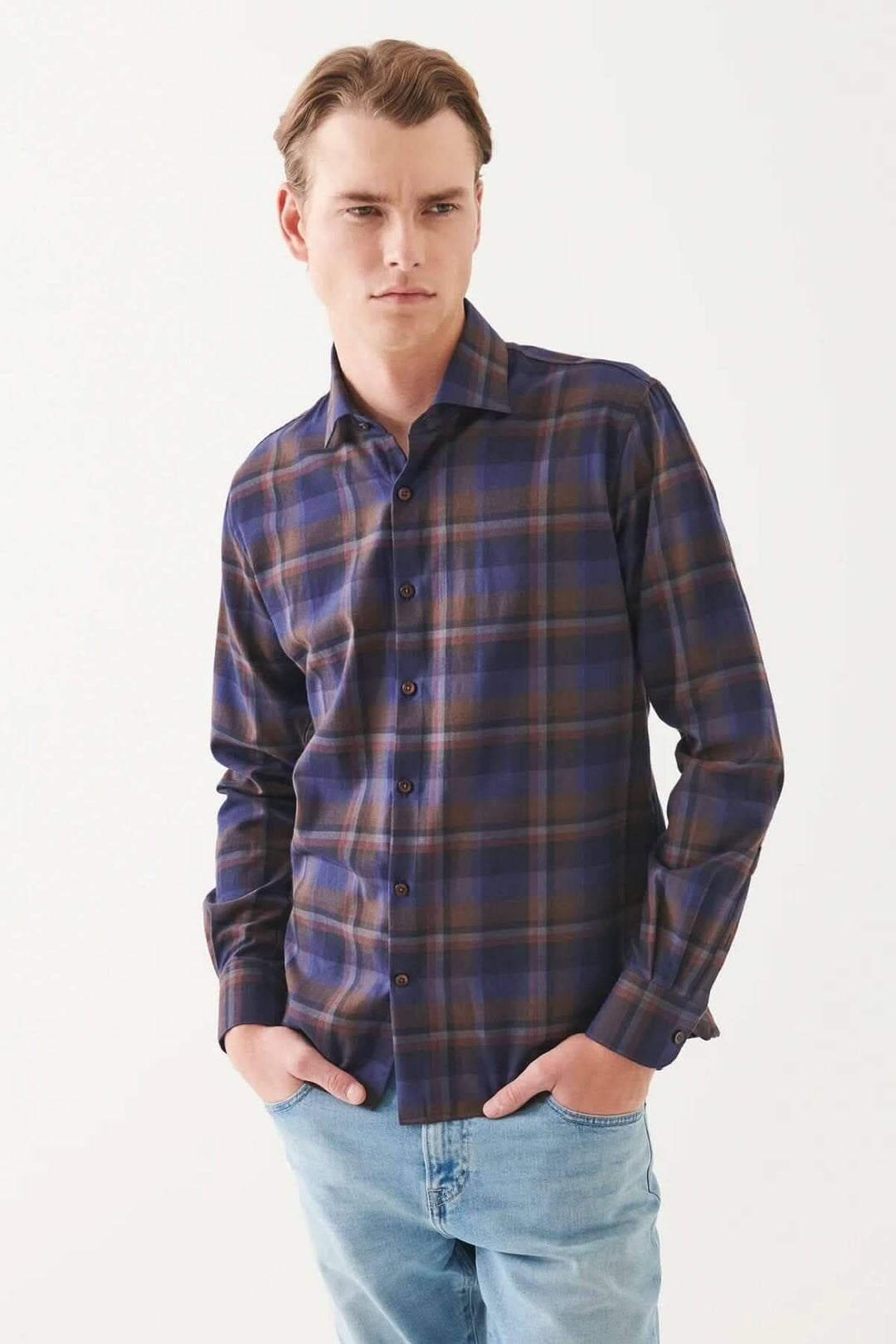 Chemise en flanelle à carreaux, manches longues, coupe confortable en coton doux, modèle homme.