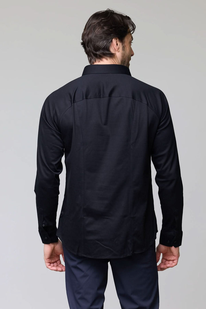 Homme portant une chemise en jersey extensible noire à manches longues, coupe ajustée et col structuré, vue de dos.