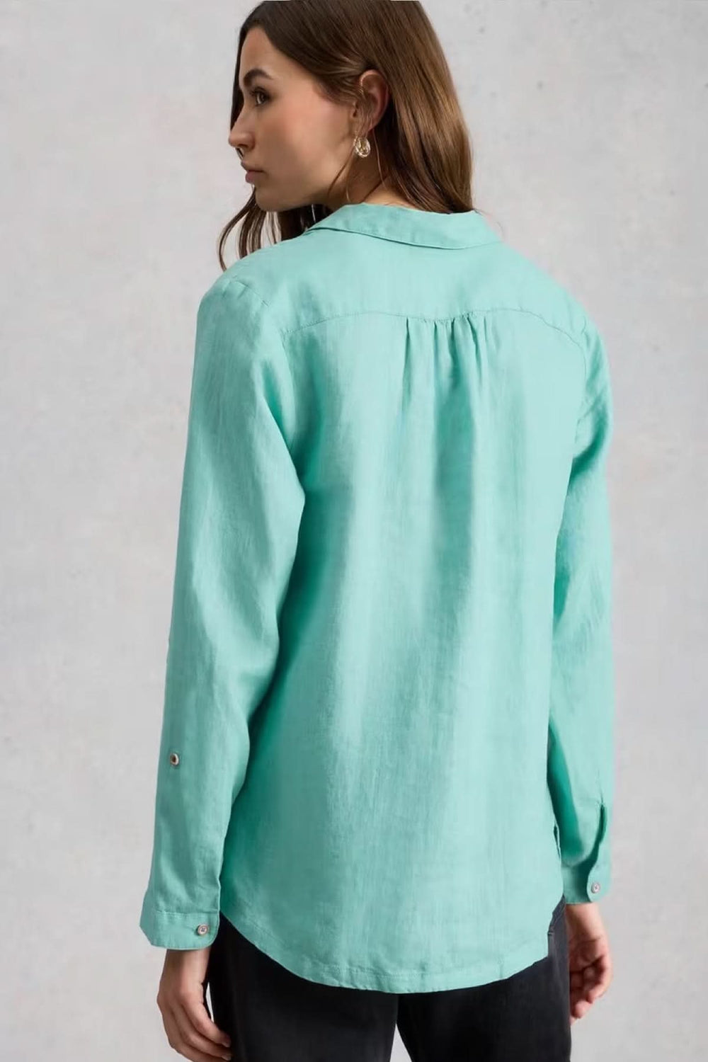 Chemise en lin Sophie en tissu respirant, coupe décontractée, manches longues, vue arrière sur mannequin.