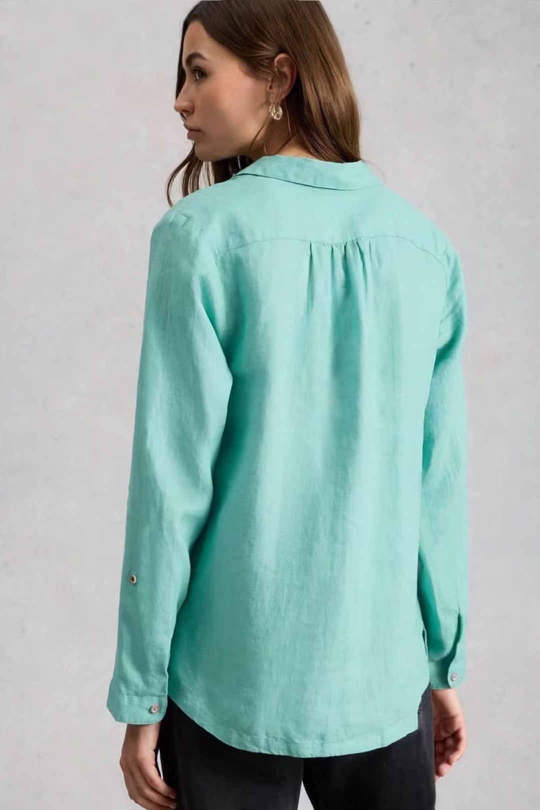 Chemise en lin Sophie en tissu respirant, coupe décontractée, manches longues, vue arrière sur mannequin.