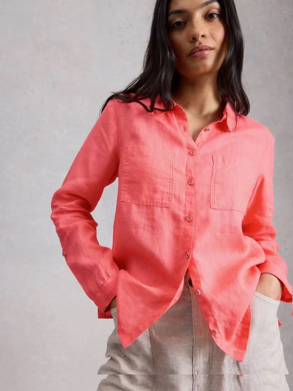 Chemise en lin Sophie rose avec coupe droite et manches longues, portée par un modèle pour un style confortable et polyvalent.