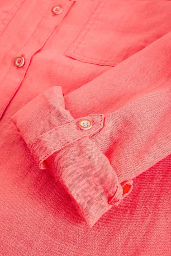 Gros plan de la Chemise en lin Sophie rose avec fermeture boutonnée et manches longues.