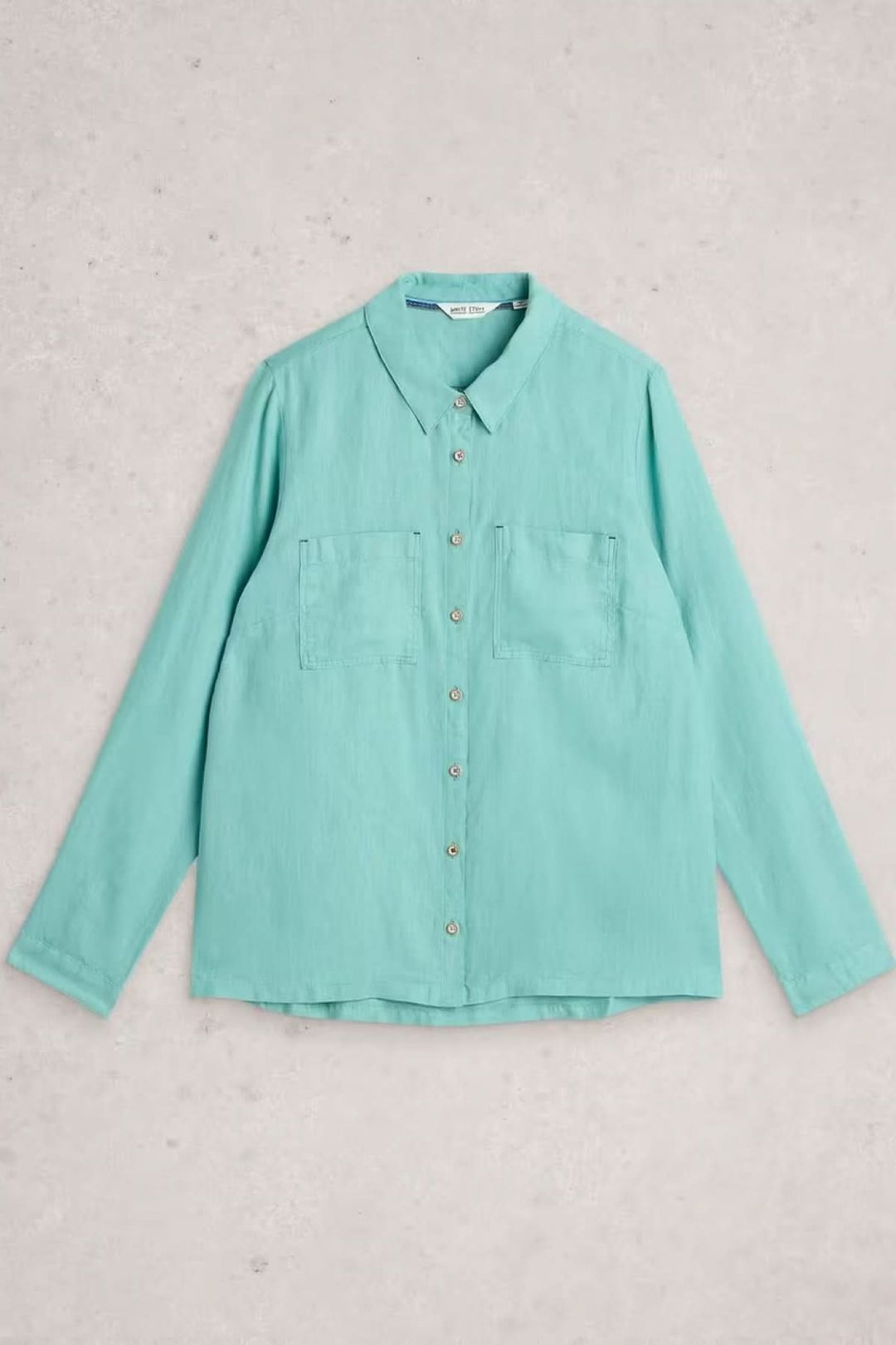 Chemise en lin Sophie verte avec col classique et fermeture boutonnée, manches longues, idéale pour un look casual et soigné.