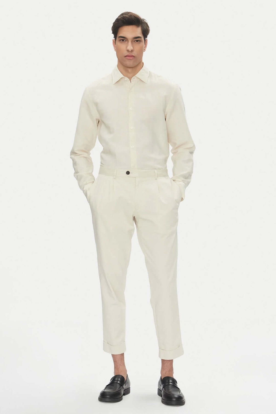 Chemise en lin et coton légère et élégante, portée avec un pantalon chino, idéale pour l'été.