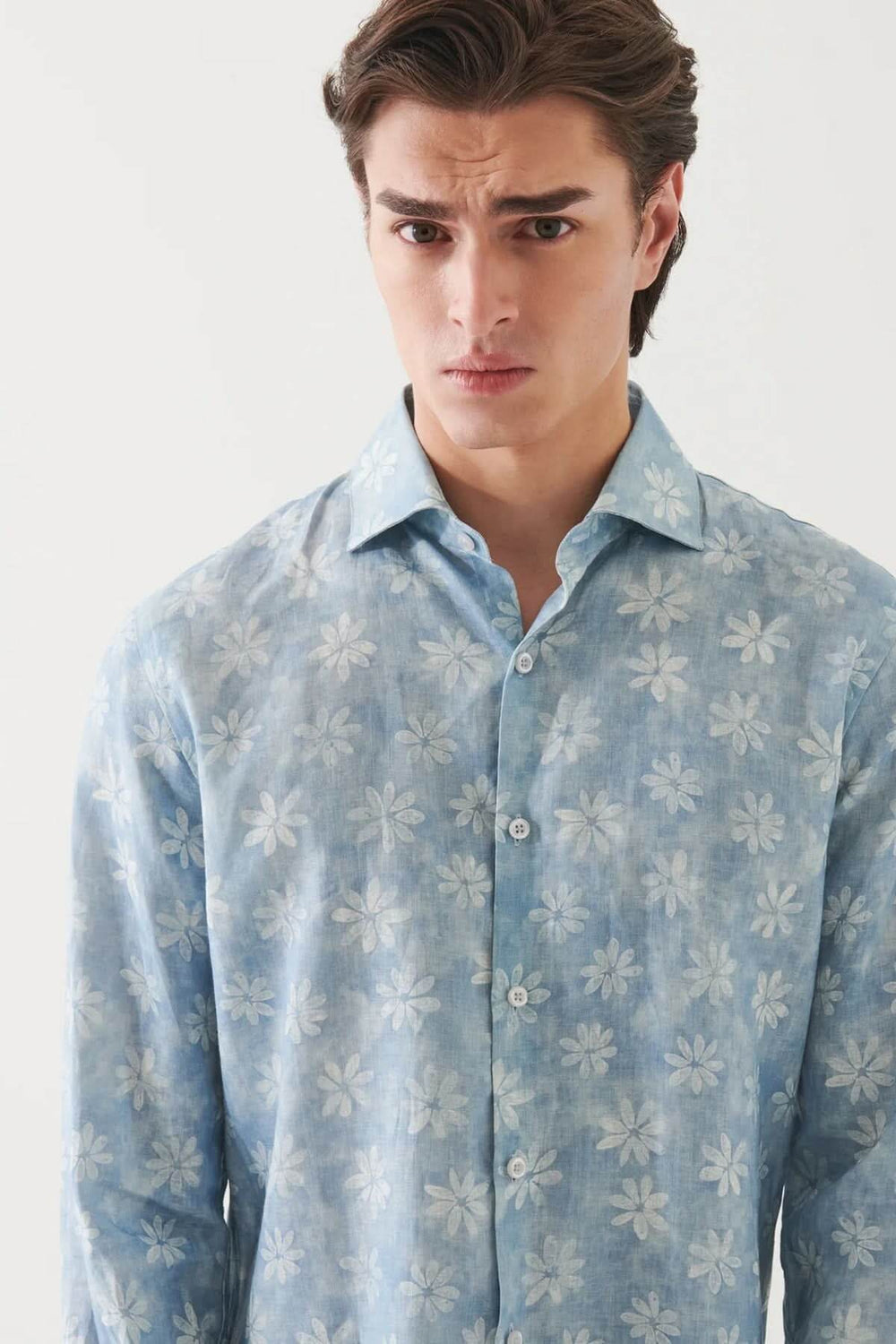 Chemise en lin à motif floral bleu clair, élégante et décontractée pour toutes les occasions.