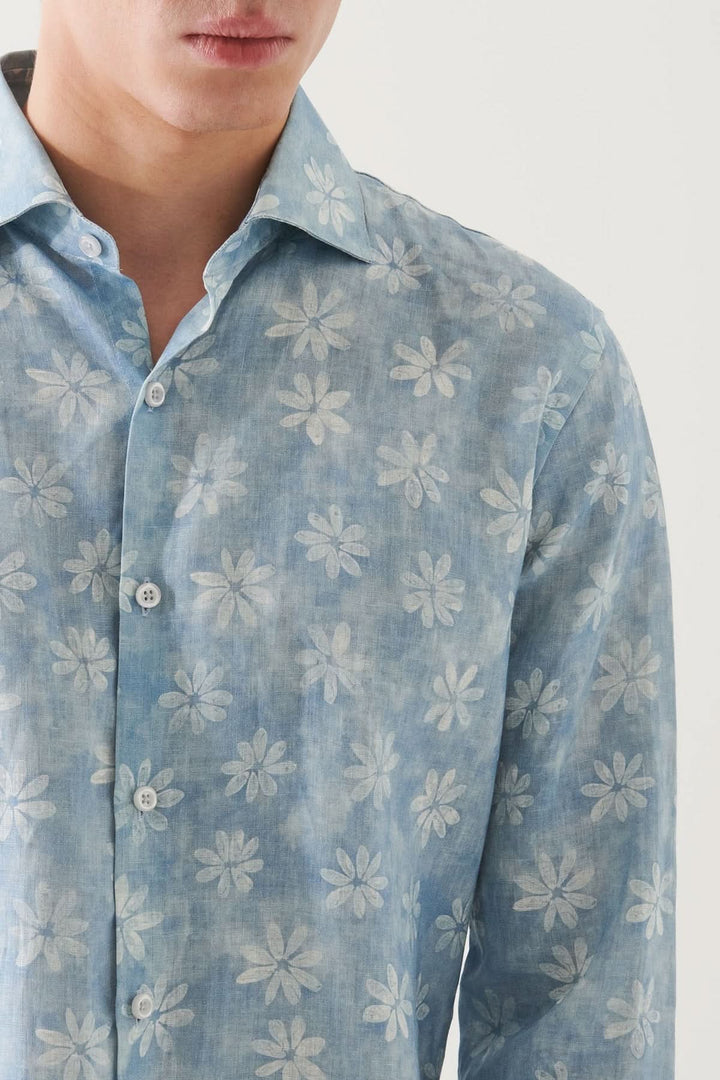 Chemise en lin bleu à motif floral, élégante et décontractée, idéale pour les journées ensoleillées.