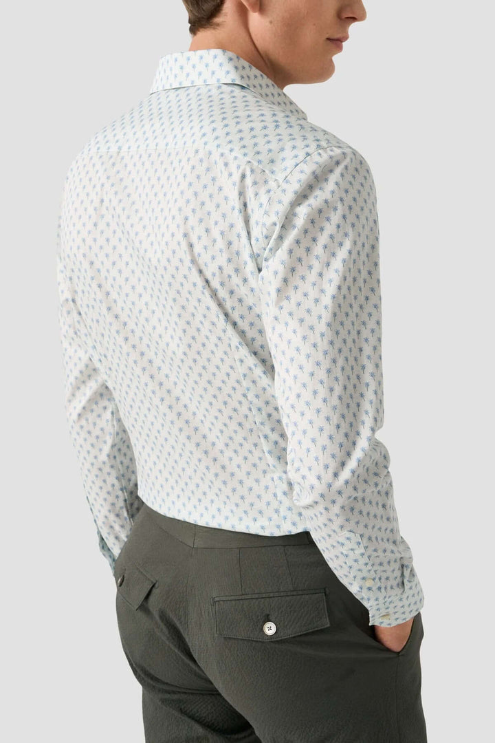 Chemise en sergé à motif palmier, col italien, détails classiques, élégance moderne.
