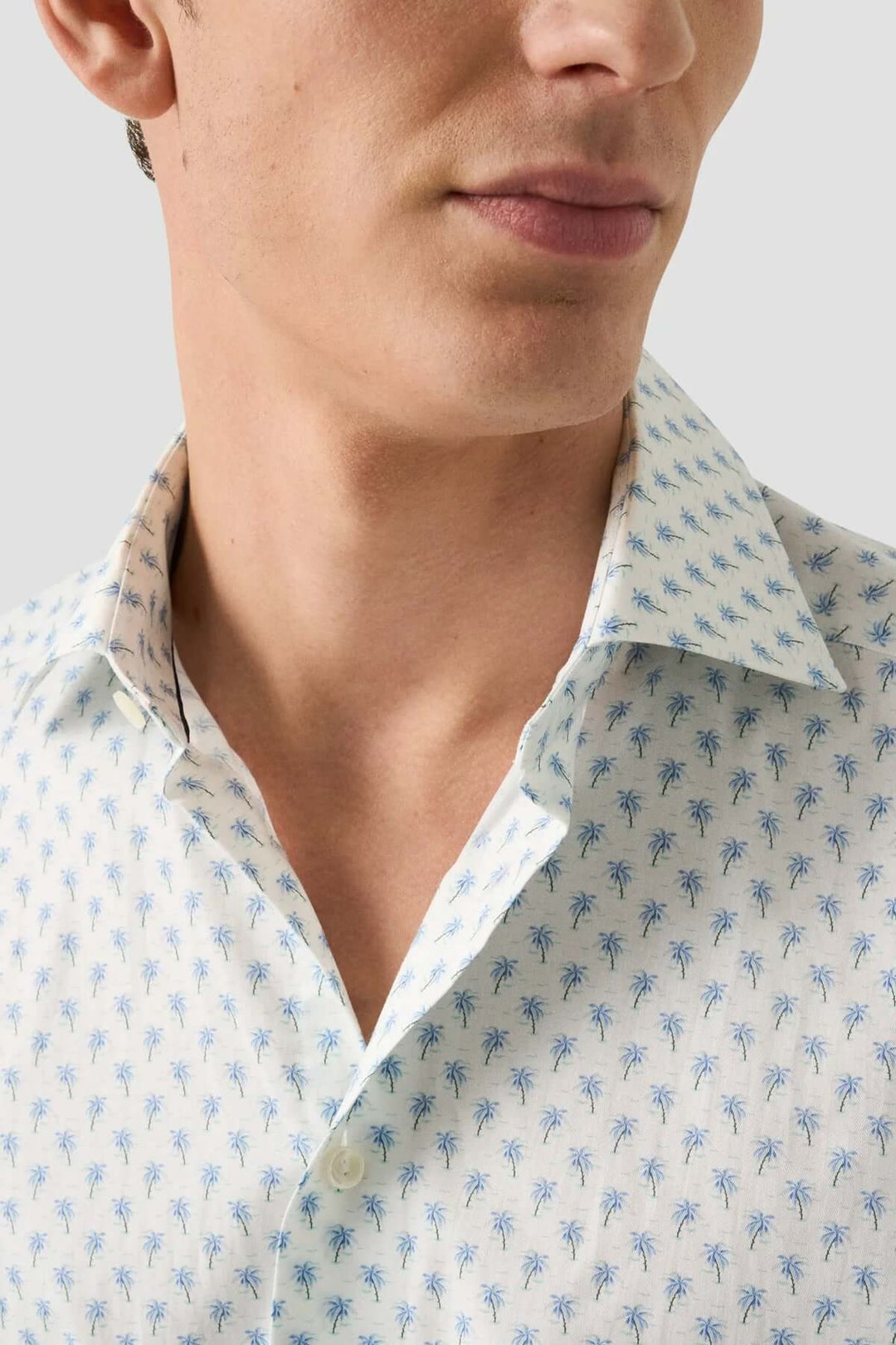 Chemise en sergé à motif palmier, col italien, chic et confortable, pour un style décontracté au quotidien.