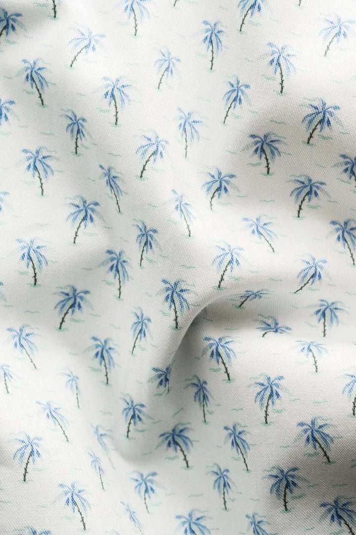 Imprimé palmier sur tissu en sergé, ajoutant une touche ludique et élégante à la chemise.