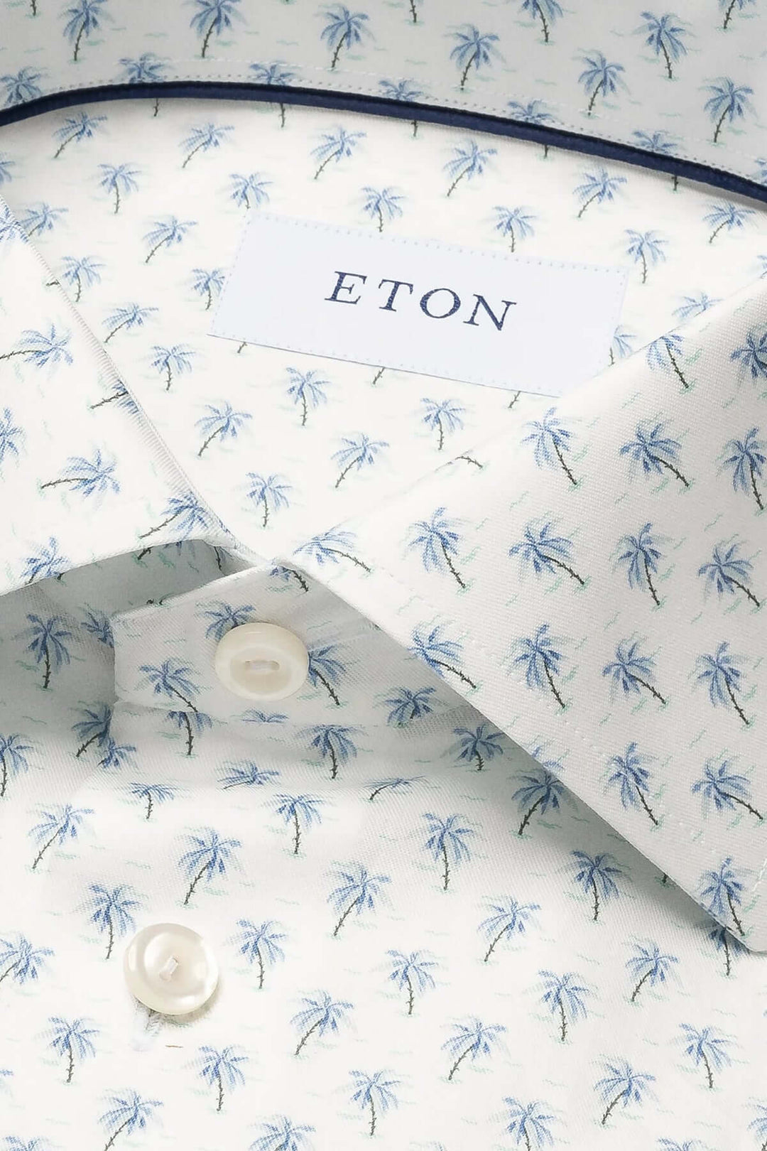 Chemise en sergé à motif palmier pour une allure élégante, avec col italien et boutons discrets.